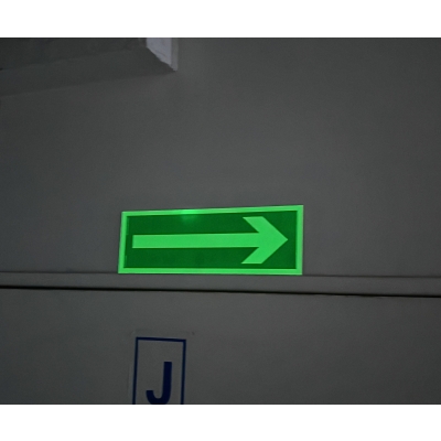 TABLICA FOTOLUMINESCENCYJNA KDEP STRZAŁKA KIERUNEK DROGI EWAKUACJI